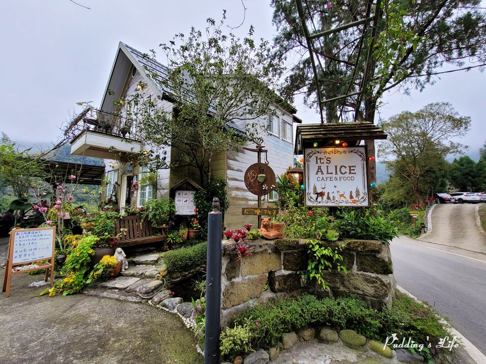 新竹美食景點│It’s Alice cafe & food》藏身竹東山林夢幻歐風咖啡屋.童話故事裡的鄉村小木屋