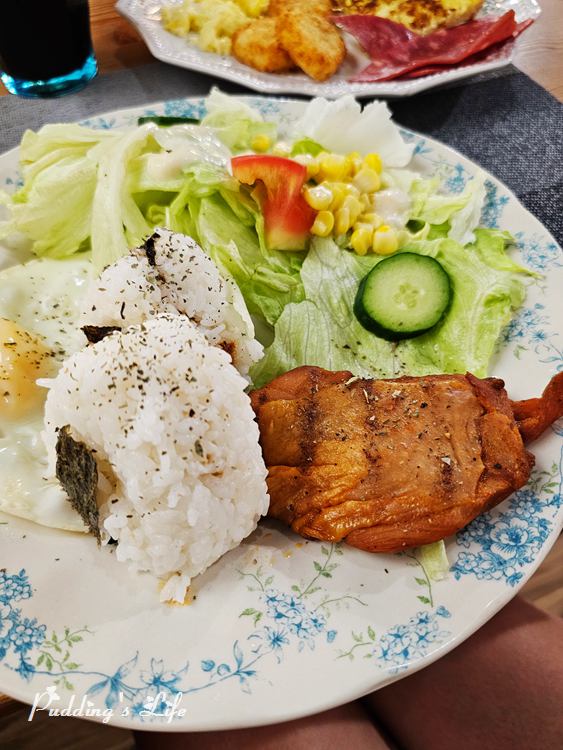 Gray Cafe-日式飯糰佐雞肉沙拉套餐