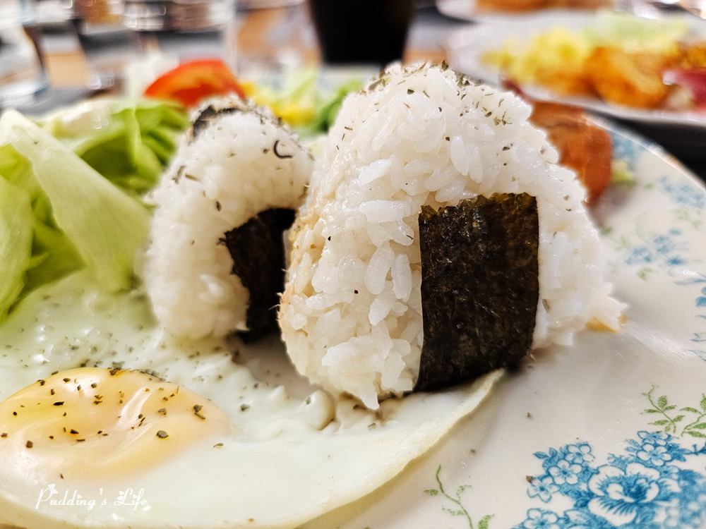 Gray Cafe-日式飯糰佐雞肉沙拉套餐