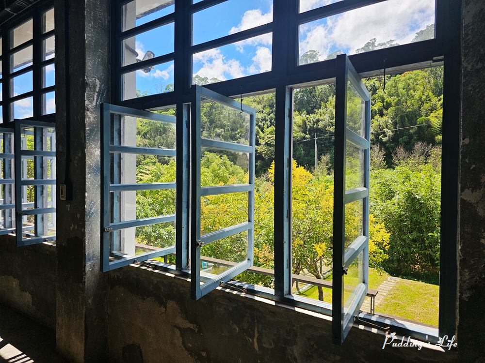 大溪老茶廠-老檜藍窗櫺